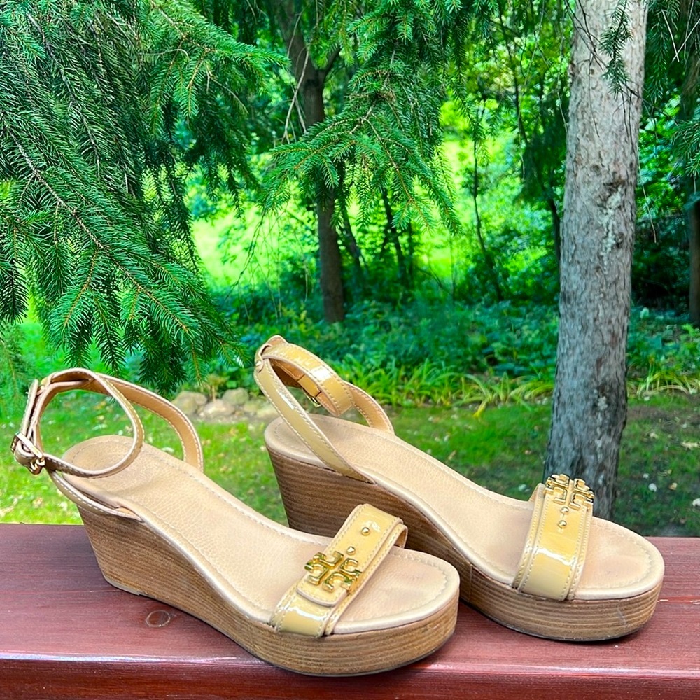 Tory Burch nude patent sandal wedges in size 10